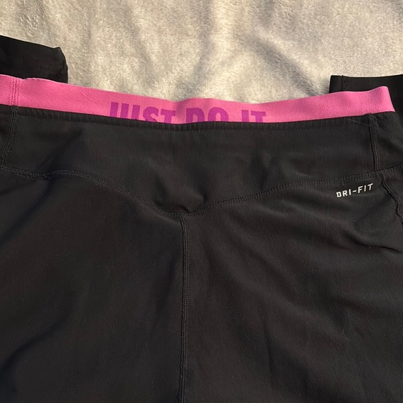 Nike Black and Pink Women's Capris - Picture 5 of 5